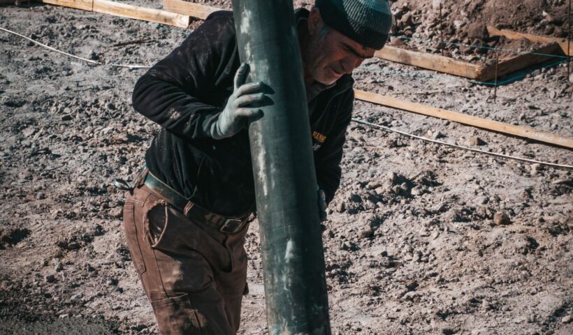 Építőmunkás betont önt a munkaterületen